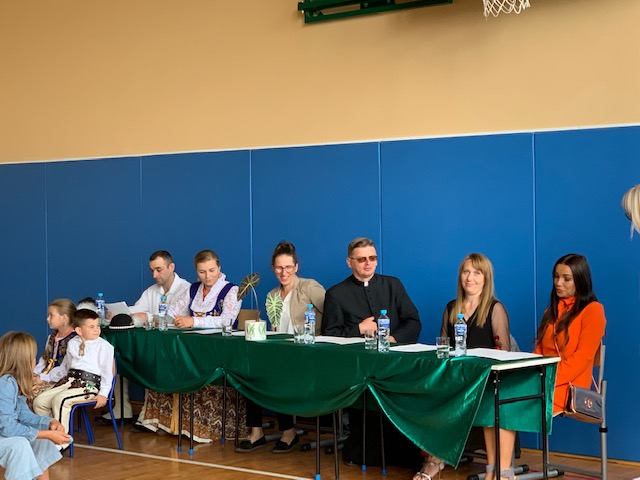 Jury siedzące za stołem