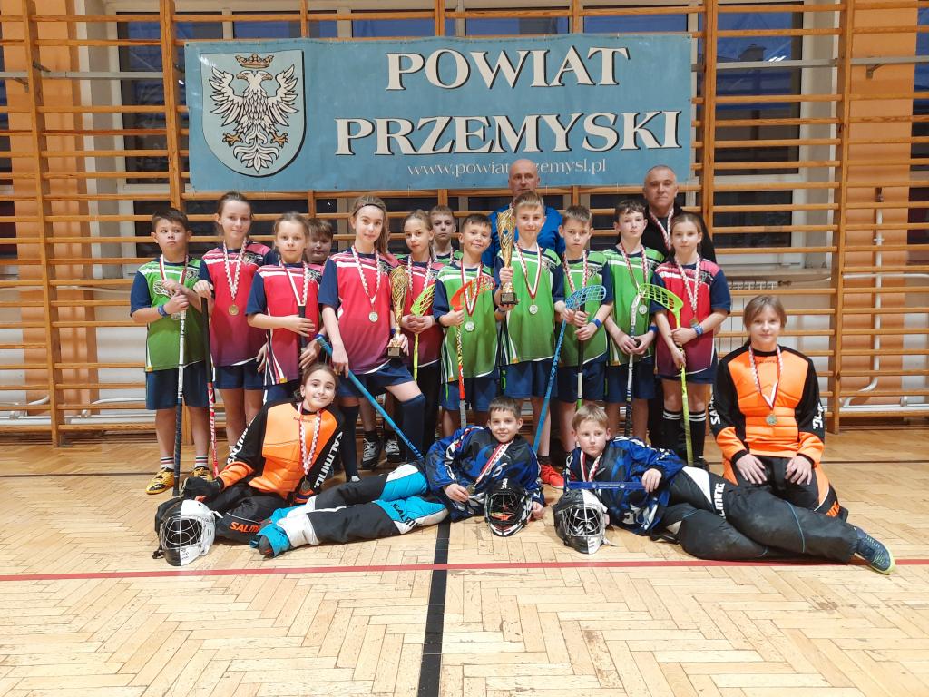 zwycięskie drużyny z Ludźmierza w Ogólnopolskim Turnieju Unihokeja
