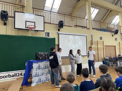 trener warsztatów Archipelag Skarbów  i uczniowie 