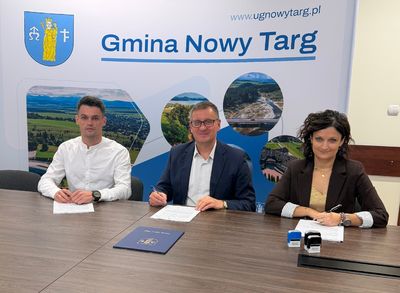 2. Podpisanie umowy Przez Wójta Wiesła Parzygnata z wykonawcą 