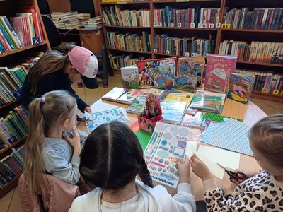 Dzieci samodzielnie tworzą zakładki do książek - Filia w Gronkowie