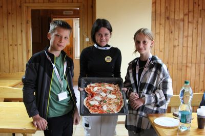 dzieci prezentujące przygotowaną pizzę