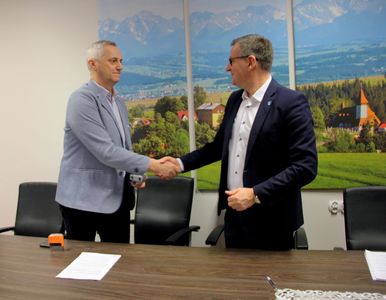 po podpisaniu umowy na realizację remontu drogi gminnej w Waksmundzie przez Wójta oraz Panią Skarbnik Gminy Nowy Targ wraz z przedstawicielami 