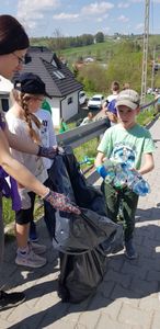 Uczestnicy sprzątania okolic szkoły