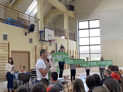 trener warsztatów Archipelag Skarbów oraz uczniowie  