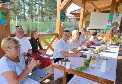 Goście biorący udział w Narodowym Czytaniu w Rogoźniku