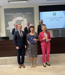 Wręczenie zaświadczenia Krystynie Węglarz