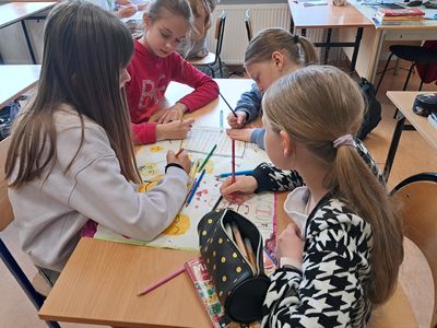 Uczestnicy programu profilaktycznego  "Spójrz Inaczej" w Szkole Podstawowej w Gronkowie