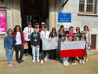 Grupowe zdjęcie przed szkołą w Turynie.