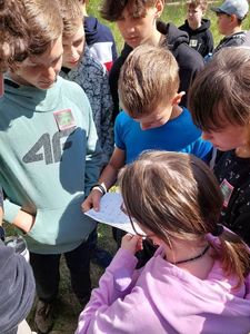 Rozwiązywanie zagadek przez uczestników projektu podczas spaceru przyrodniczego