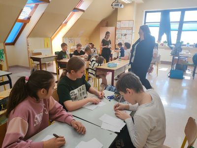 Uczniowie z SP Klikuszowa 3 w grupach uczą się rozpoznawania, nazywania i akceptacji uczuć własnych oraz innych osób
