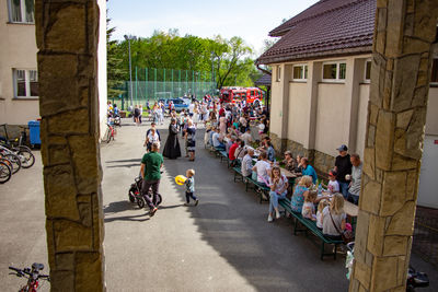 Goście na dziedzińcu