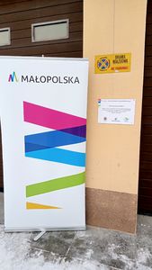 tablica informacyjna "Środki finansowe pozyskane z Urzędu Marszałkowskiego „Małopolskie OSP-2023” w wysokości 24 000 zł, a  24 200 zł zostało dofinansowane z budżetu Gminy Nowy Targ "