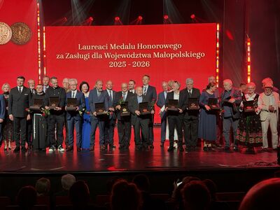 Zdjęcie grupowe uhonorowanych zasłużonych dla małopolski