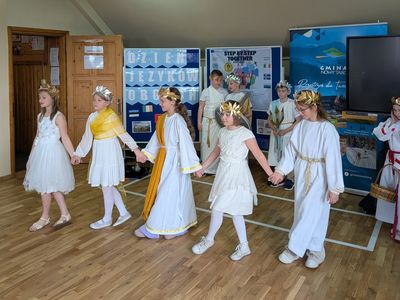 5. Klasa trzecia wykonuje taniec grecki.