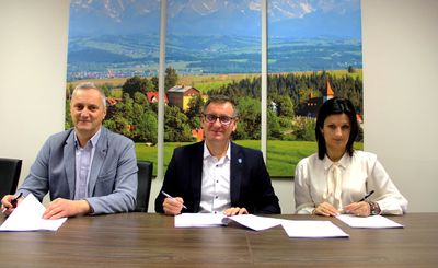 podpisanie umowy na realizację remontu drogi gminnej przez Wójta oraz Panią Skarbnik Gminy Nowy Targ wraz z przedstawicielami 