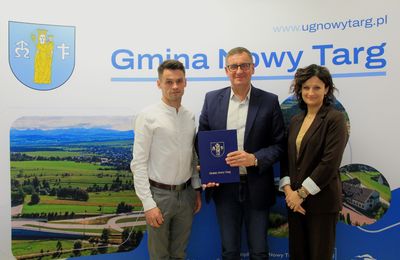 1. Podpisanie umowy przez Wójta Wiesława Parzygnata 