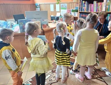 Autorka podpisuje dzieciom swoje książki - Filia w Gronkowie