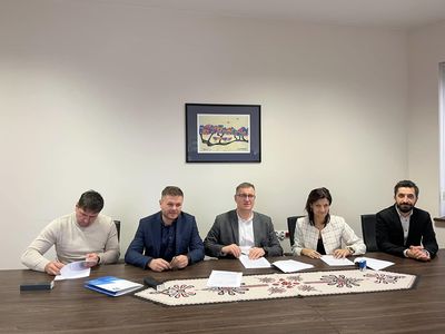 Podpisanie umowy na zakup sprzętu sportowego