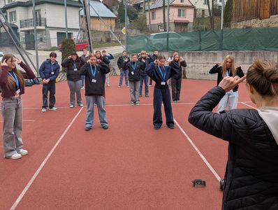 3. Aktywności sportowe na boisku szkolnym.