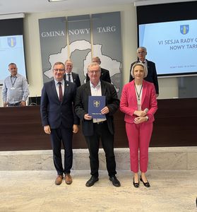 Wręczenie zaświadczenia Kazimierzowi Zubkowi