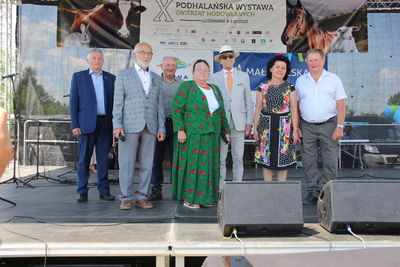 Oficjele na scenie