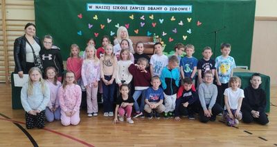 sedzia-anna-wesolowska-z-uczniami-klas-drugich
