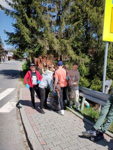 Uczestnicy sprzątania okolic szkoły