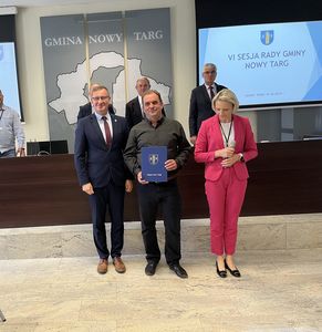 Wręczenie zaświadczenia  dla Jacka Panka