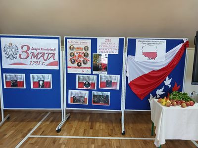3.  Dekoracja z okazji Święta Konstytucji 3 Maja.