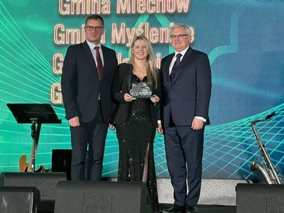 Wicemarszałek składa gratulacje dla przedstawicieli Gminy Nowy Targ.