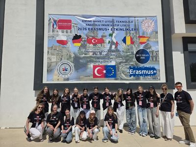 uczestnicy wyjazdu przed turecką szkołą