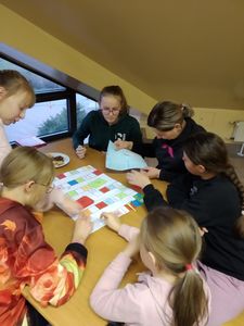  Uczniowie z SP Krempachy 12: Uczniowie wspólnie z rodzicami i rodzeństwem grają w matematyczne gry planszowe podczas Planszówkowych rozgrywek rodzinnych.