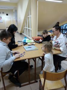 Uczniowie z SP Krempachy 11: Uczniowie wspólnie z rodzicami i rodzeństwem grają w matematyczne gry planszowe podczas Planszówkowych rozgrywek rodzinnych.
