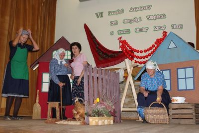 Gospodnie w strojach górlaskich na scenie