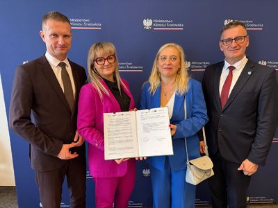 Przedstawiciele Gmin z podpisaną umową.