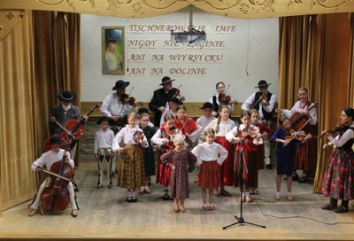 1. Zespół Młodzi Łopuśnianie wraz ze szkółka muzyczną.