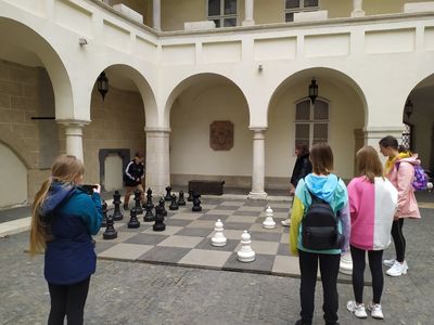 uczniowie robiący zdjecia dużym szachom