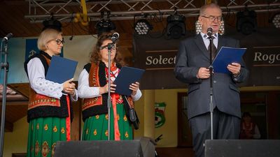 2. Sołtys wsi Kazimierz Zubek wraz z konferansjerkami