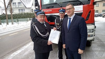 Akt przekazania samochodu strażakom OSP Klikuszowa przez z-ce Wójta Gminy Nowy Targ Wiesława Parzygnata.