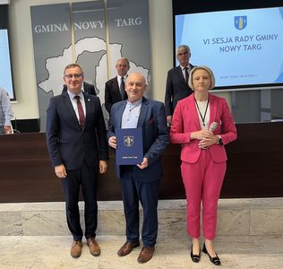 Wręczenie zaświadczenia  Kazimierzowi Wasielakowi