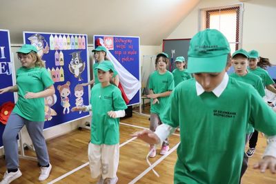 Układ taneczny w wykonaniu uczennic z klasy 5