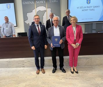 Wręczenie zaświadczenia Pawłowi Cyrwusowi