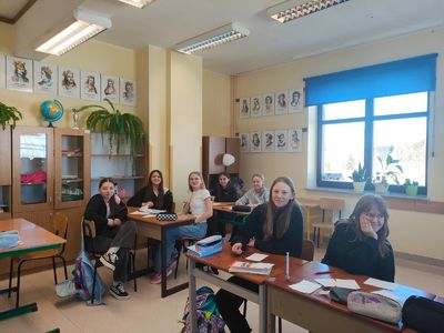 Uczniowie z SP Klikuszowa 2 dokonują samooceny i pozytywnego obrazu samych siebie