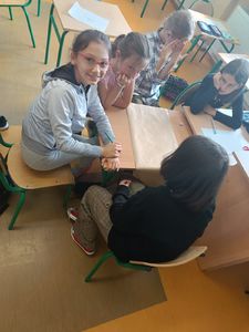Uczestnicy programu profilaktycznego  &quot;Spójrz Inaczej&quot; w miejscowości Łopuszna