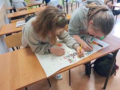 Uczestnicy programu profilaktycznego  "Spójrz Inaczej" w Szkole Podstawowej w Gronkowie