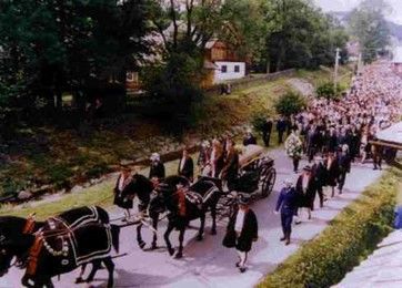 Orszak żałobny z trumną Profesora