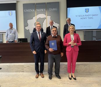 Wręczenie zaświadczenia Józefowi Skotnickiemu