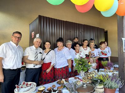 Panie z Koła Gospodyń Wiejskich z Panem Wiesławem Parzygnat Zastępcą Wójta