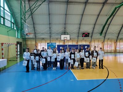 grupa uczniów w rzędzie na sali gimnastycznej 